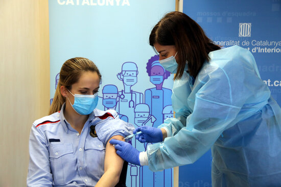 A police officer in Tarragona receiving a dose of the AstraZeneca vaccine (by Roger Segura)